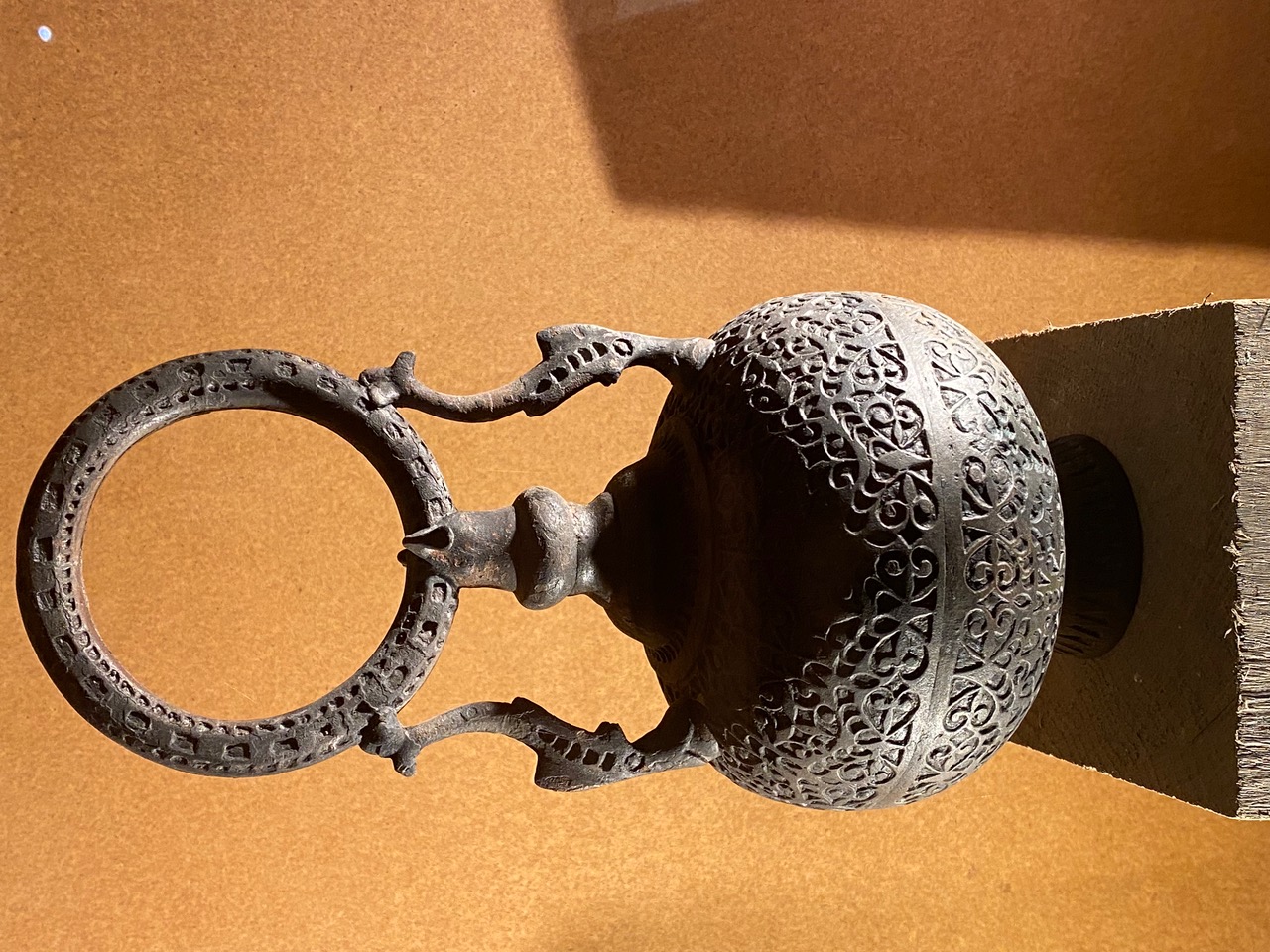 Vase en bronze datant de l'empereur Tacite