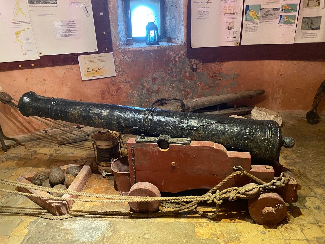 Canon de marine du XVIIème siècle visible au Fort